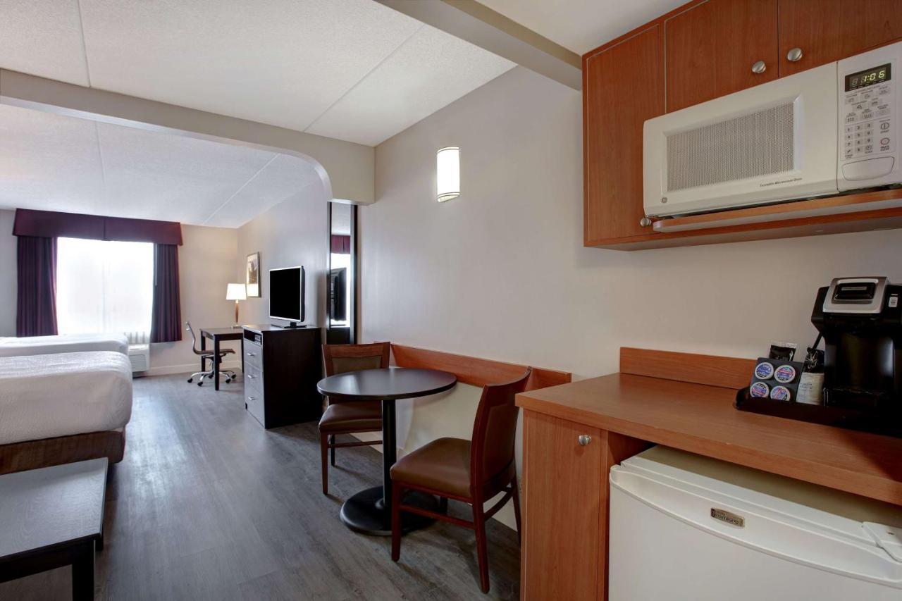 Days Inn & Suites By Wyndham Collingwood Bagian luar foto