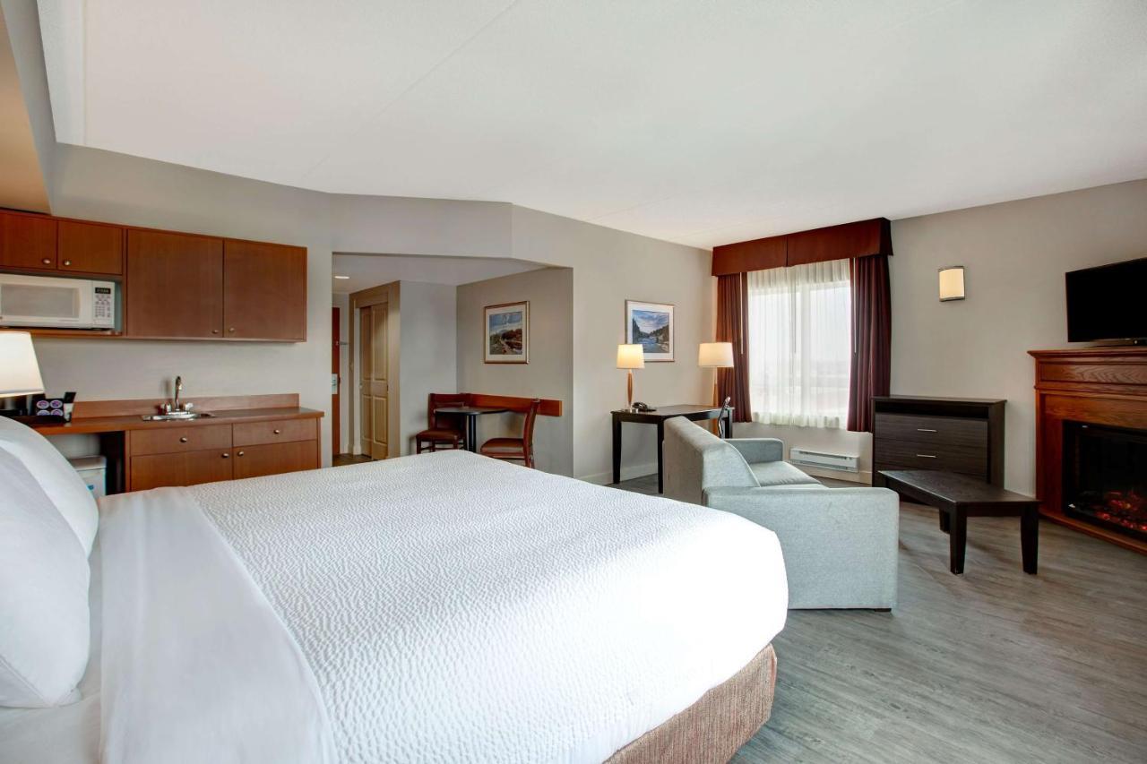 Days Inn & Suites By Wyndham Collingwood Bagian luar foto