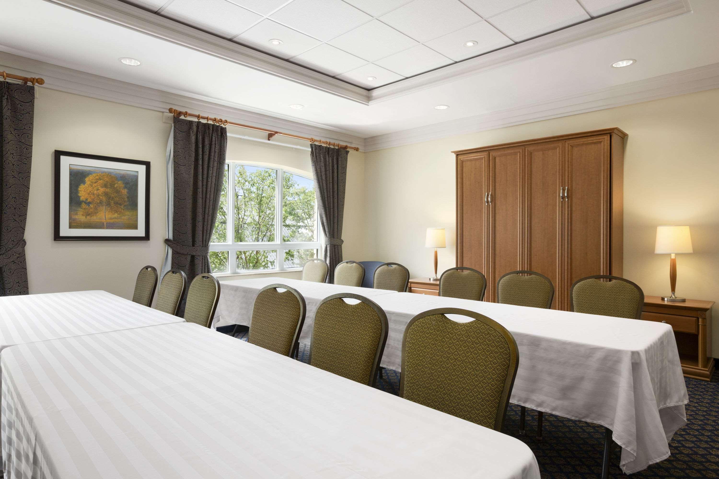 Days Inn & Suites By Wyndham Collingwood Bagian luar foto