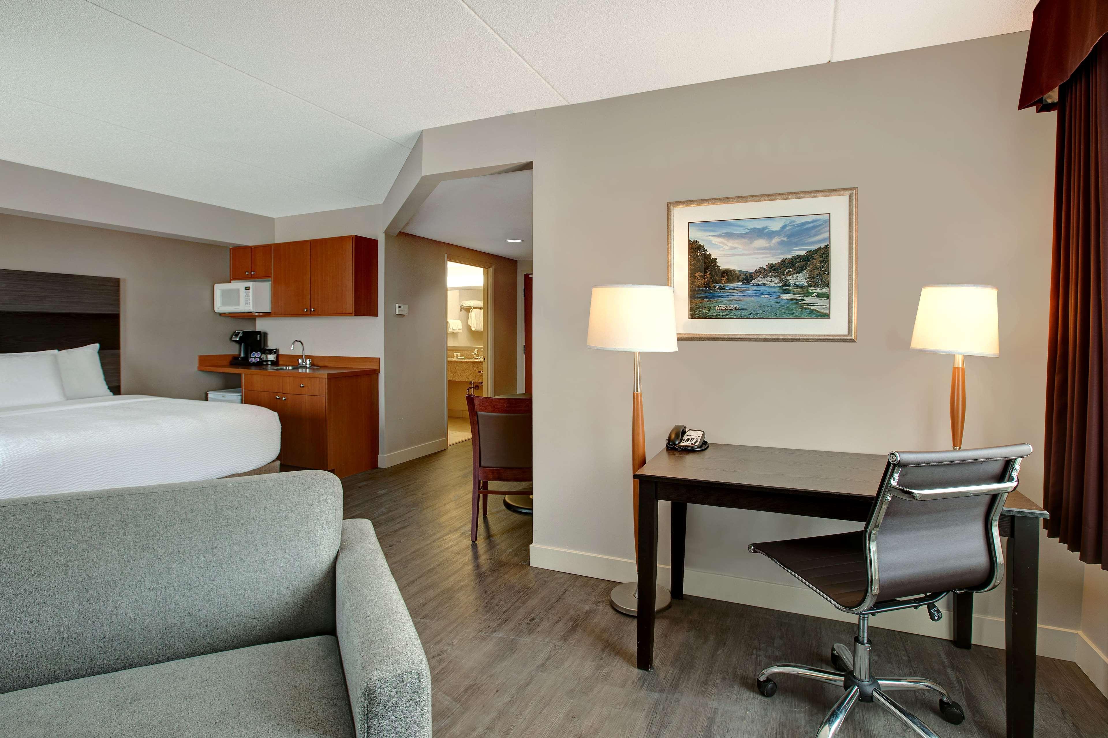 Days Inn & Suites By Wyndham Collingwood Bagian luar foto
