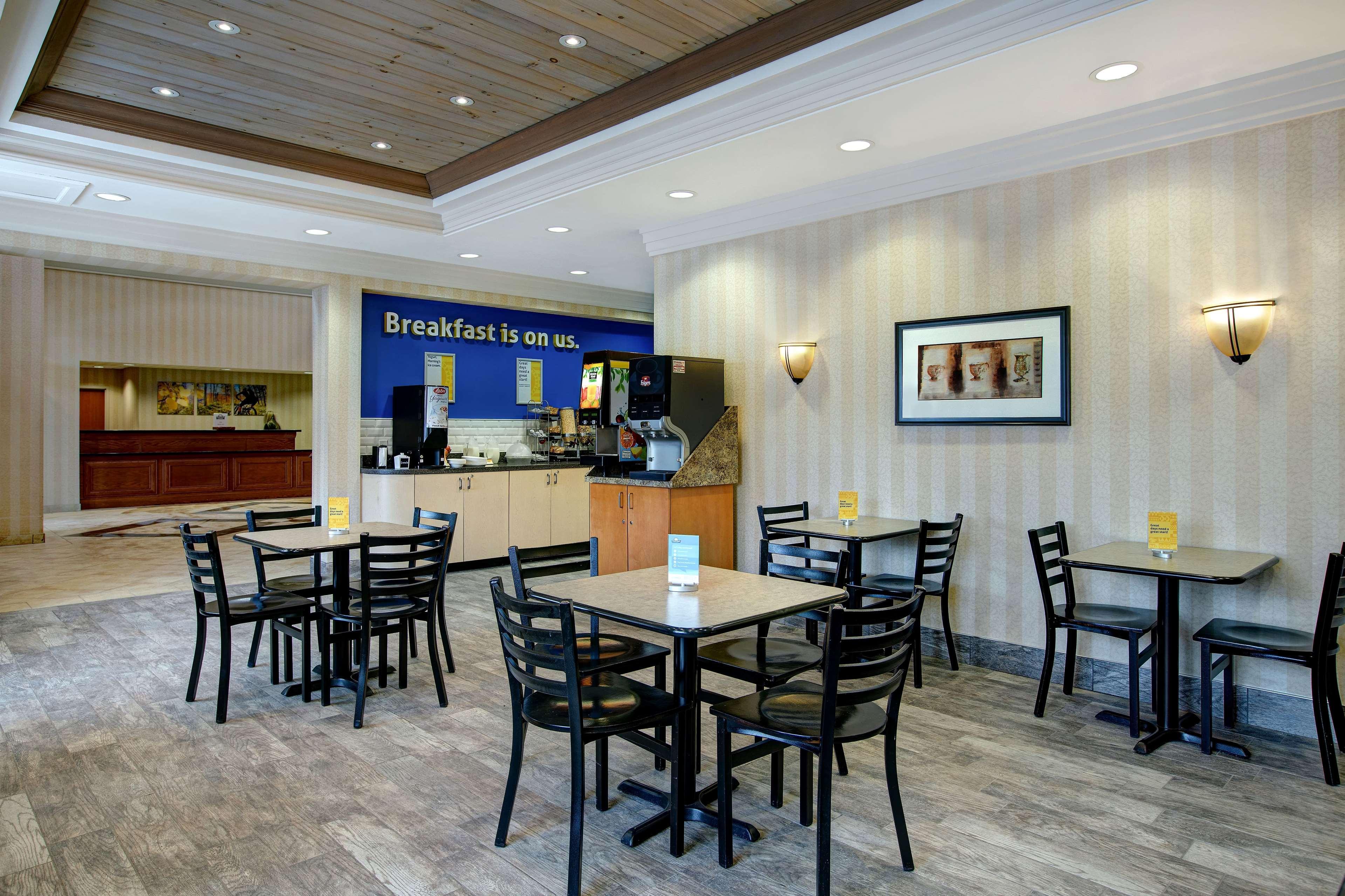 Days Inn & Suites By Wyndham Collingwood Bagian luar foto