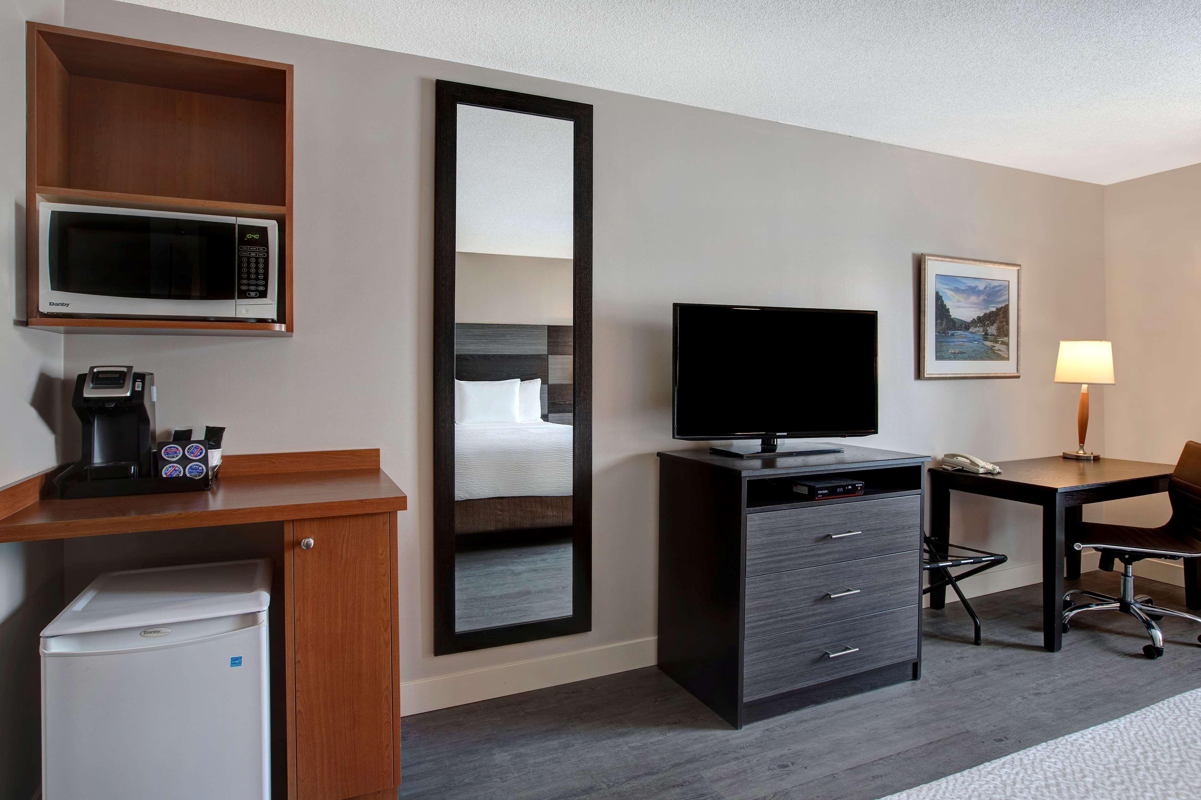 Days Inn & Suites By Wyndham Collingwood Bagian luar foto
