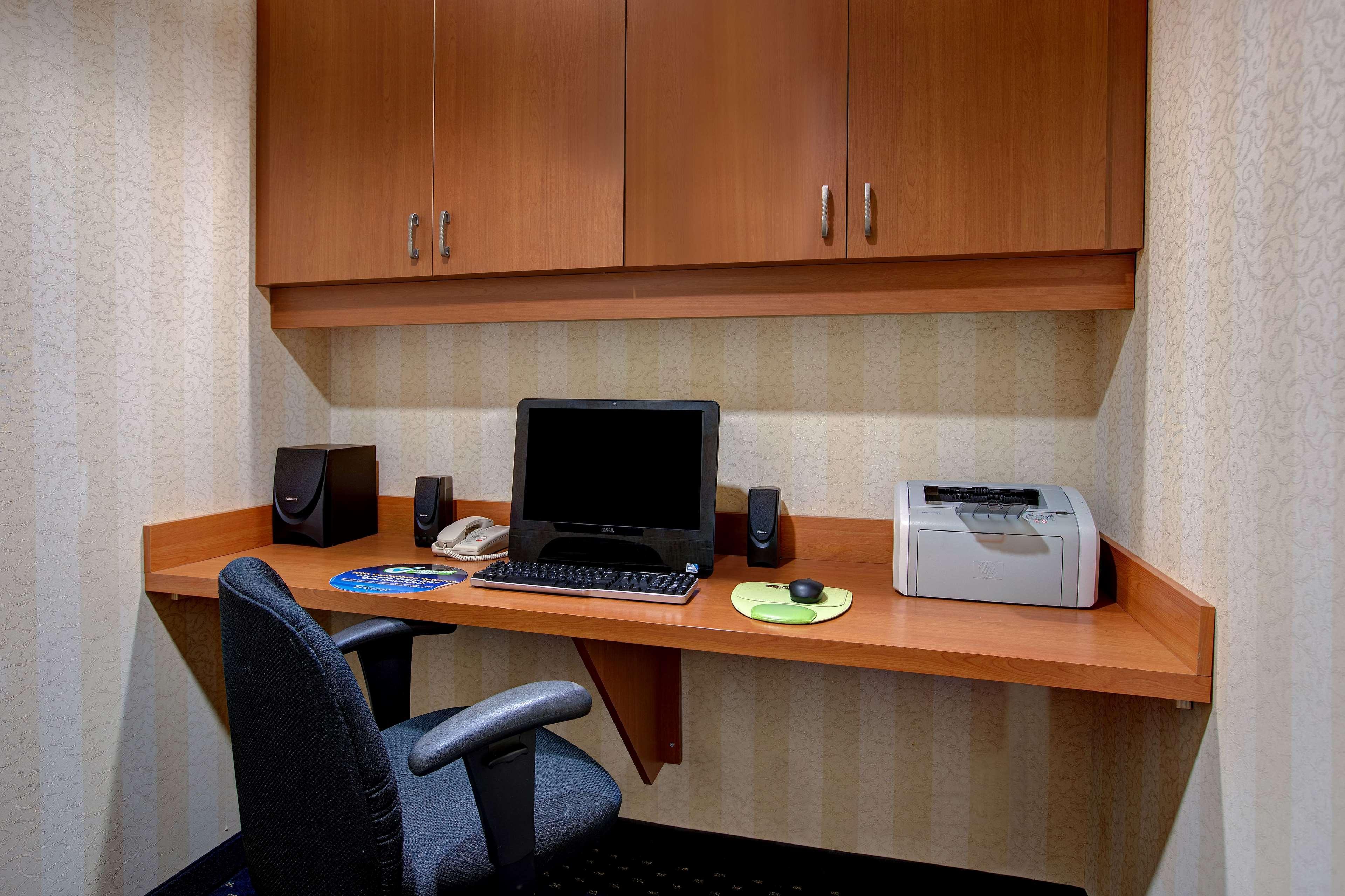 Days Inn & Suites By Wyndham Collingwood Bagian luar foto