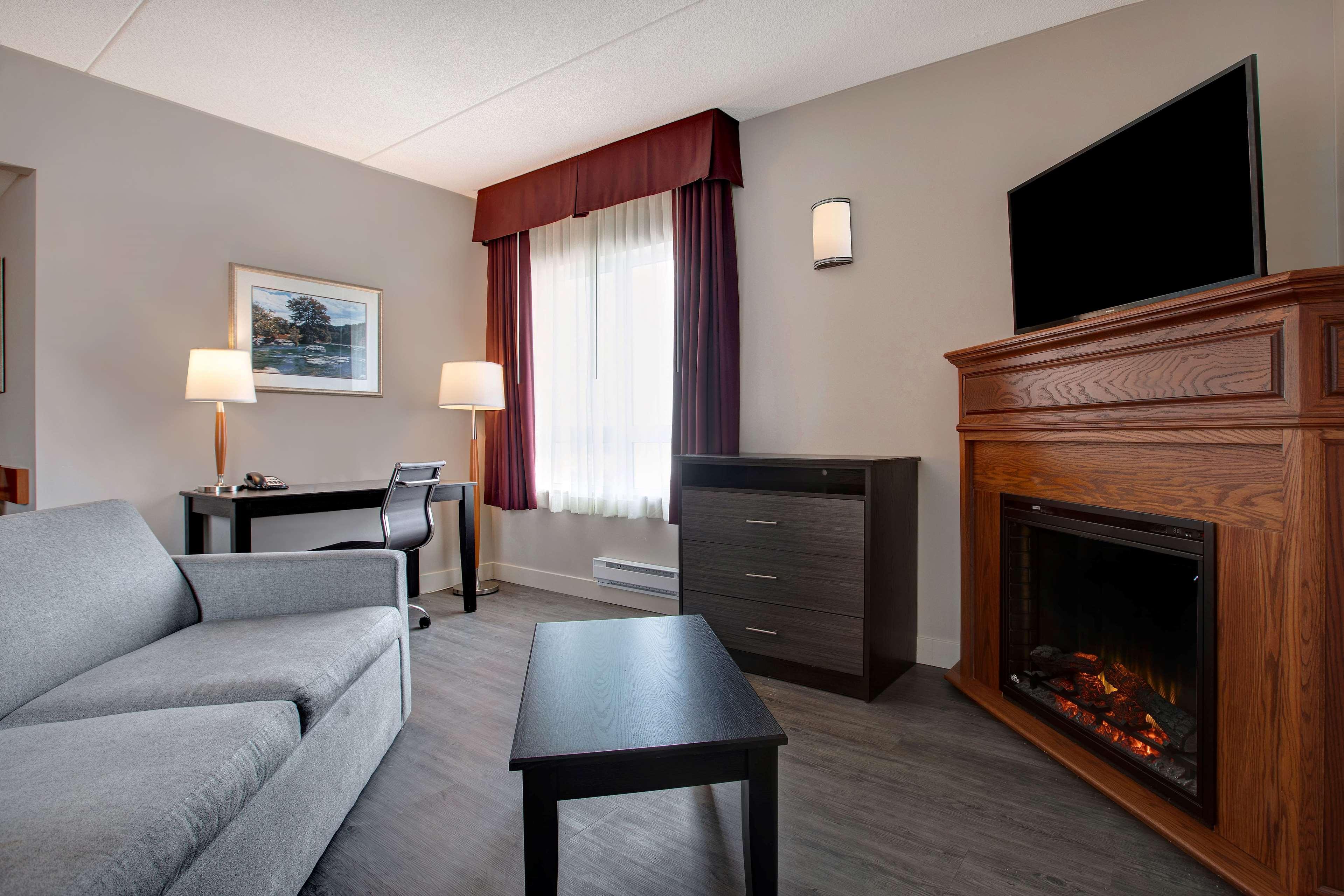 Days Inn & Suites By Wyndham Collingwood Bagian luar foto