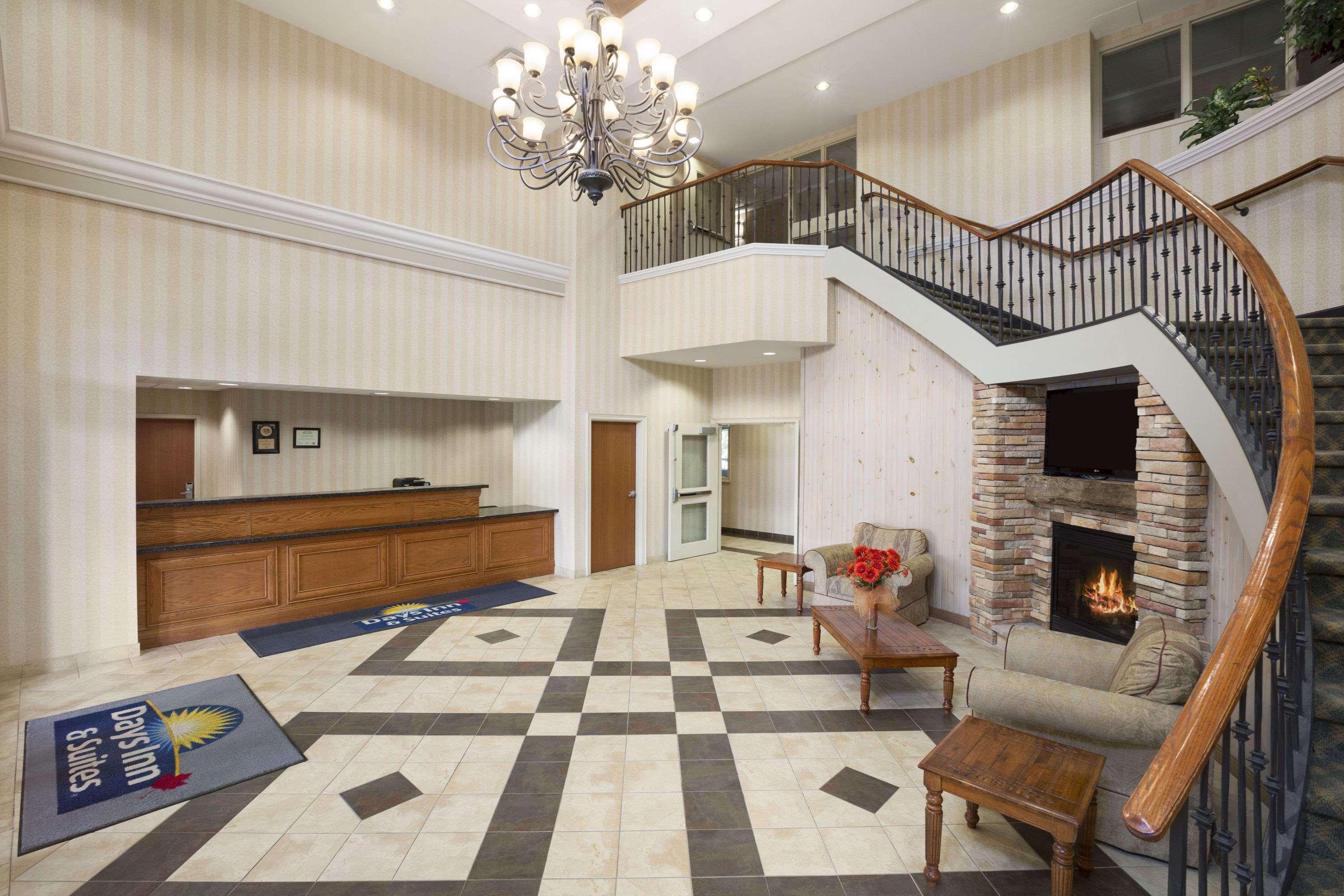 Days Inn & Suites By Wyndham Collingwood Bagian luar foto
