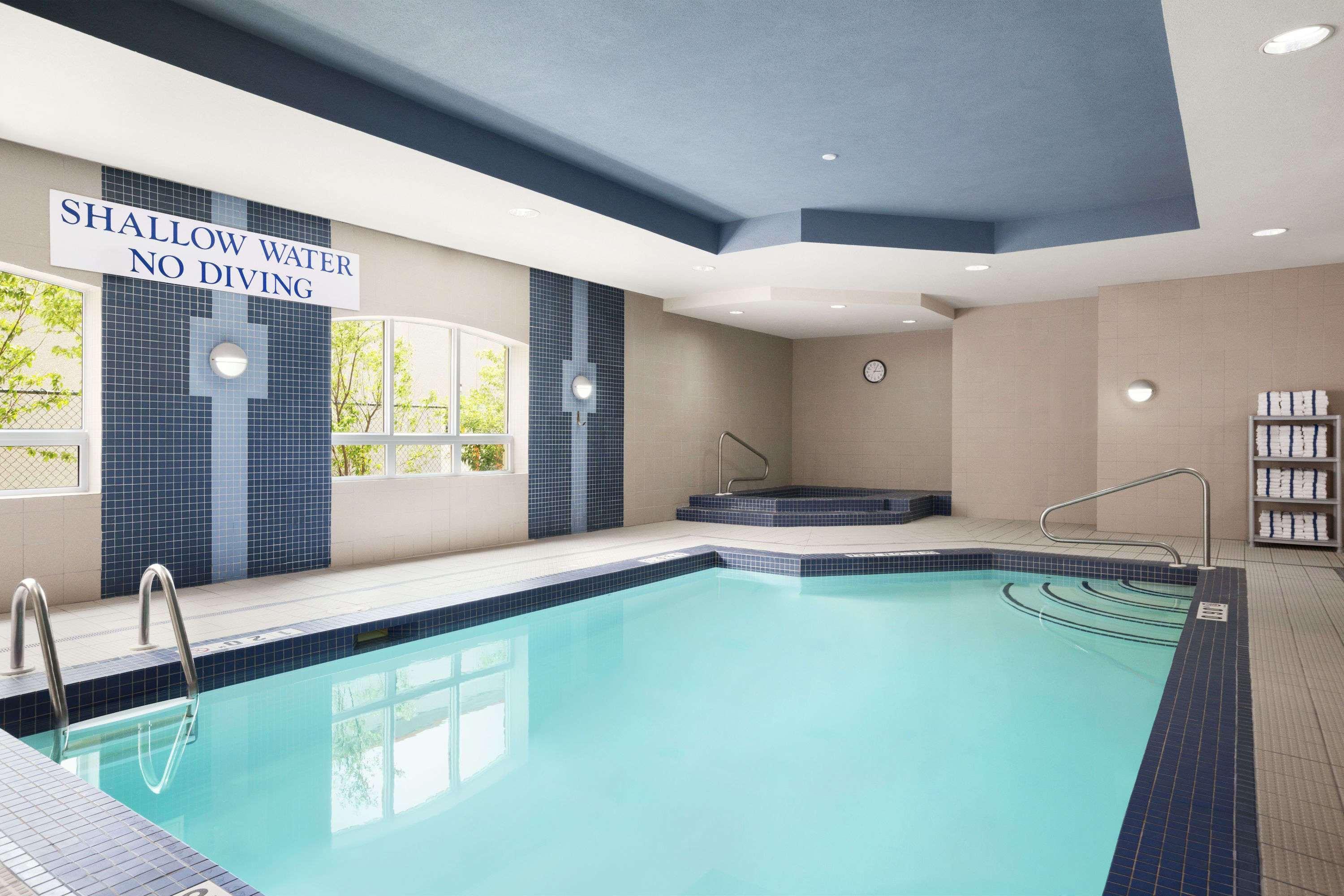 Days Inn & Suites By Wyndham Collingwood Bagian luar foto