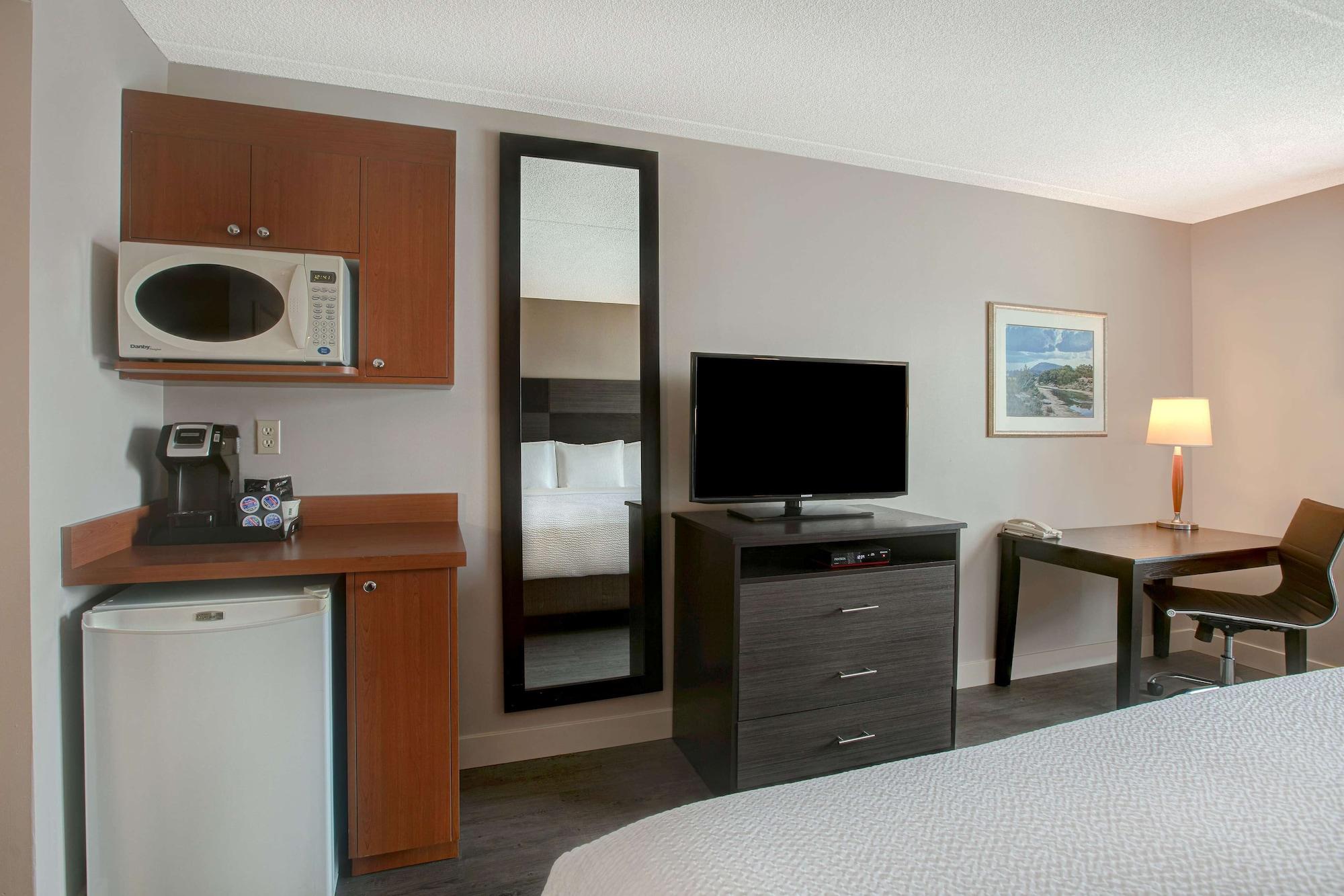 Days Inn & Suites By Wyndham Collingwood Bagian luar foto
