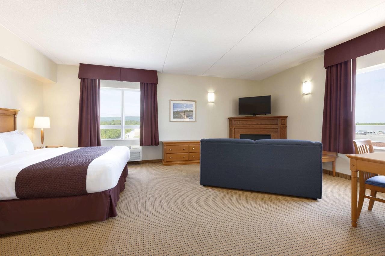 Days Inn & Suites By Wyndham Collingwood Bagian luar foto