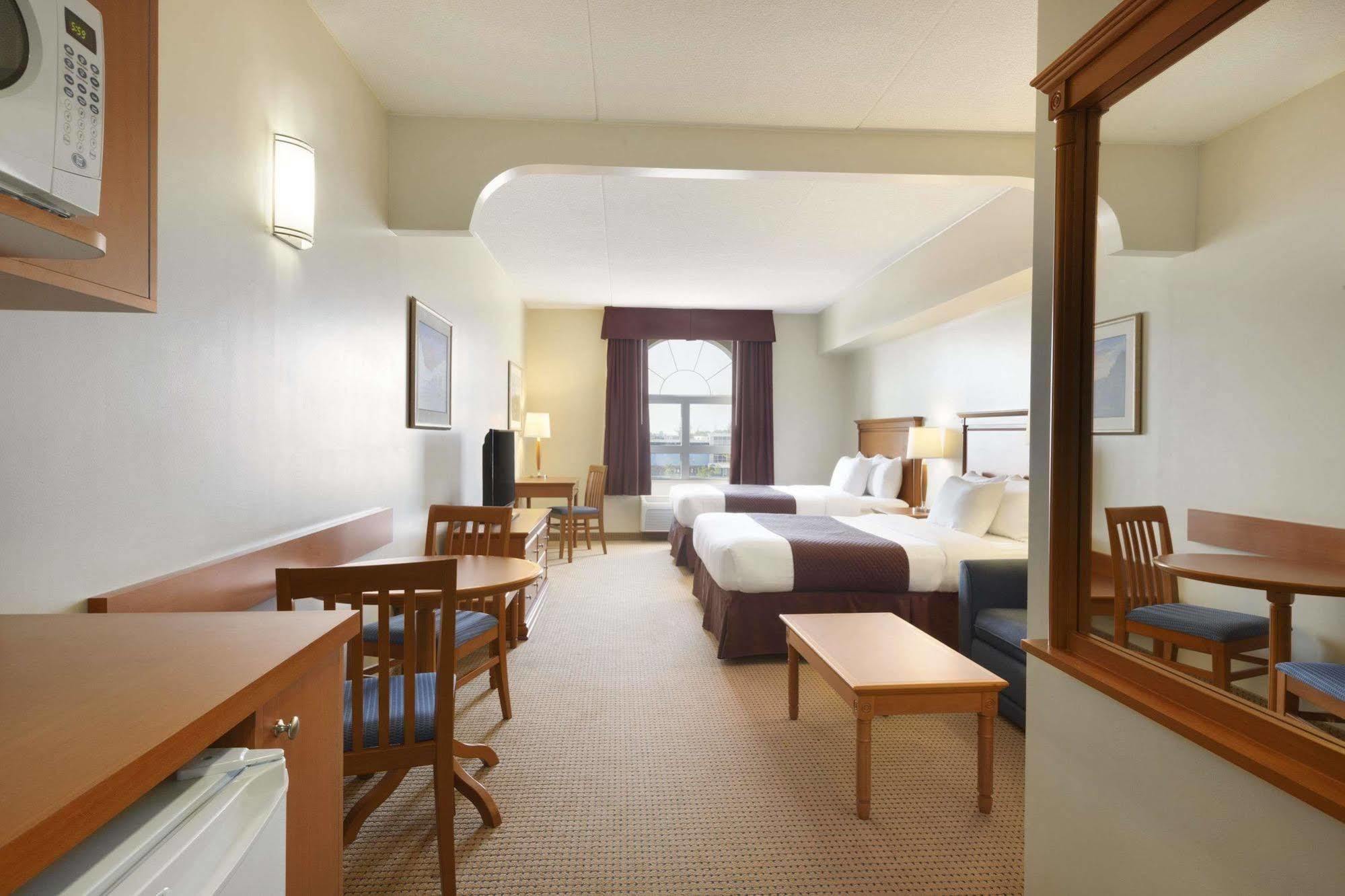 Days Inn & Suites By Wyndham Collingwood Bagian luar foto