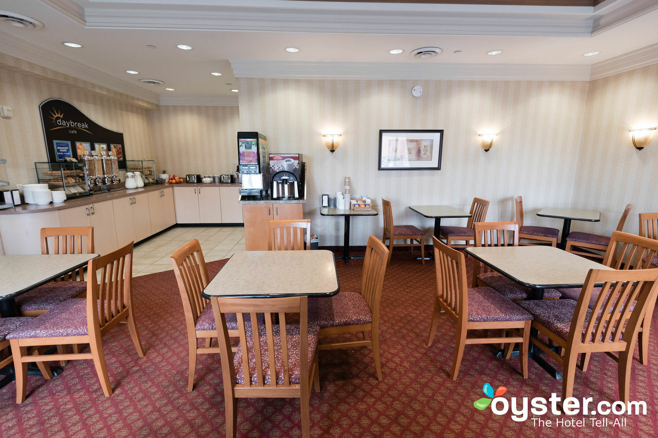 Days Inn & Suites By Wyndham Collingwood Bagian luar foto